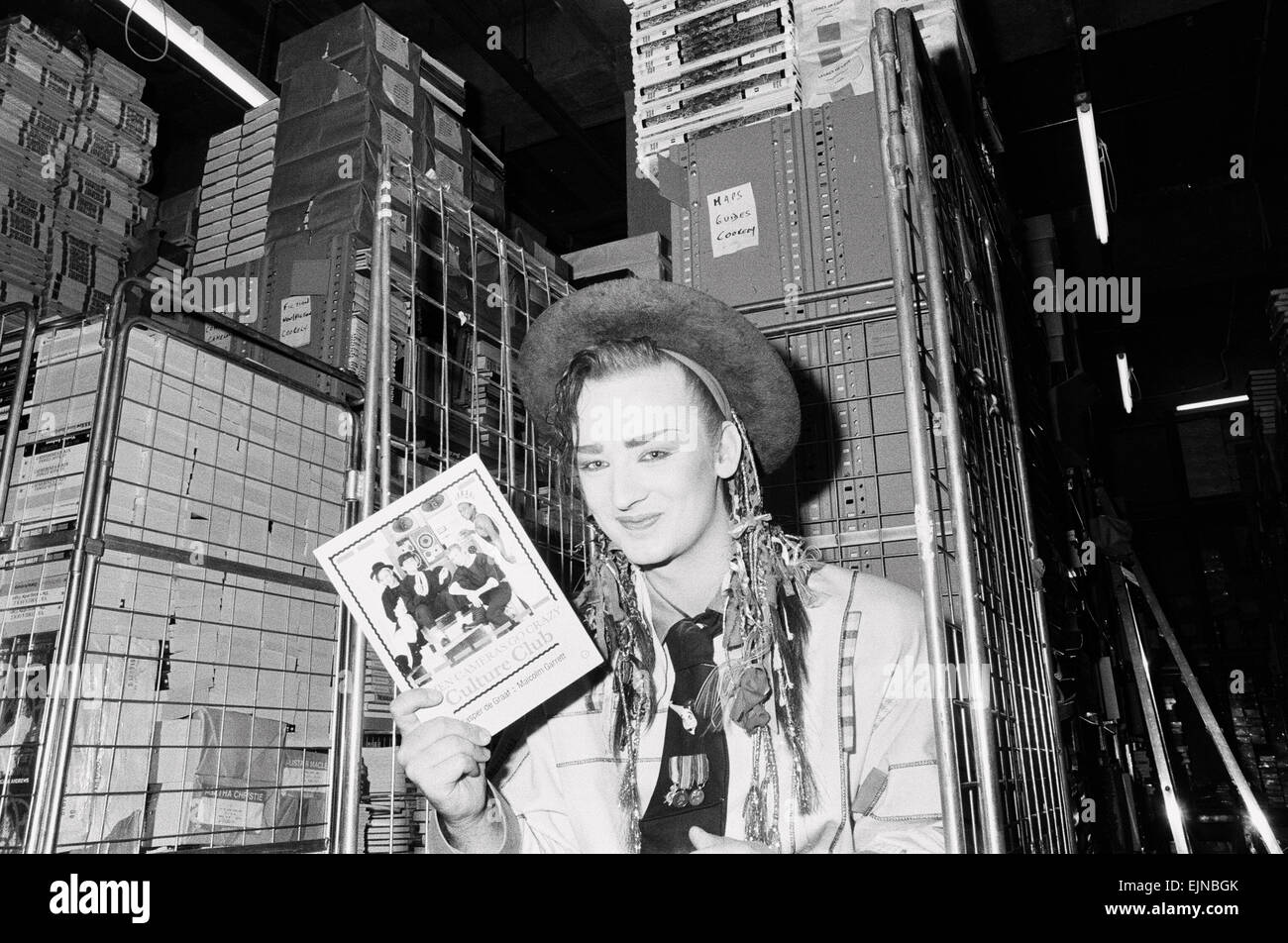 Boy George rende una pubblicità a comparsa in una libreria di Brent Cross, Londra. Il 22 settembre 1983. Foto Stock