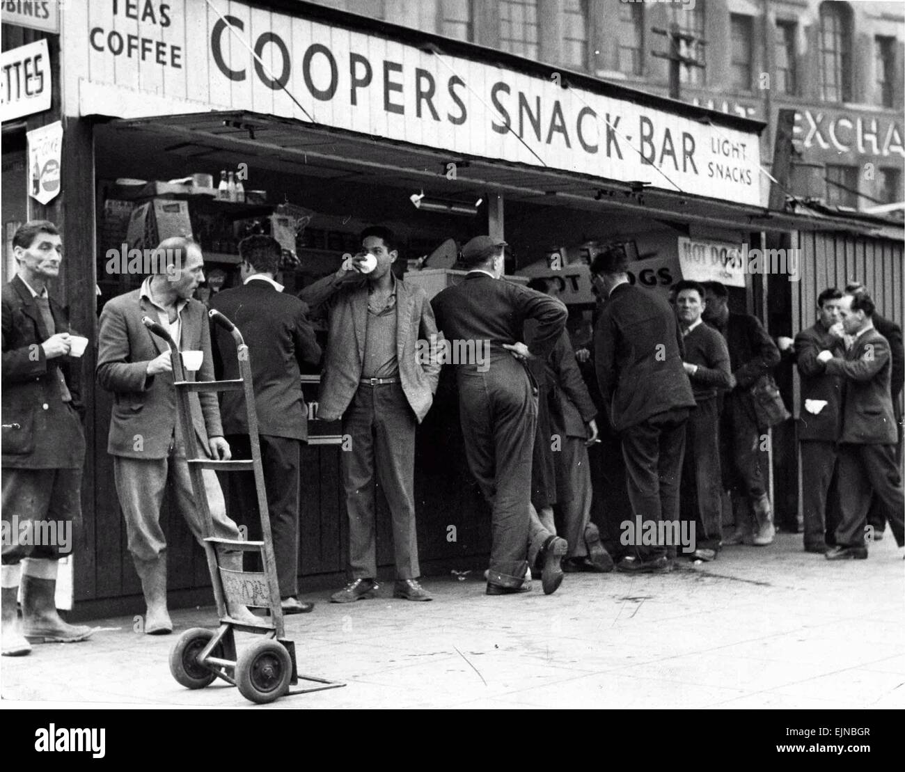 Una tazza di tè fa una pausa gradita per questi uomini, molti dei quali hanno lavorato in ed intorno a Cardiff il Custom House Street, lo scarico di produrre quanto prima la luce. Maggio 1960 Foto Stock