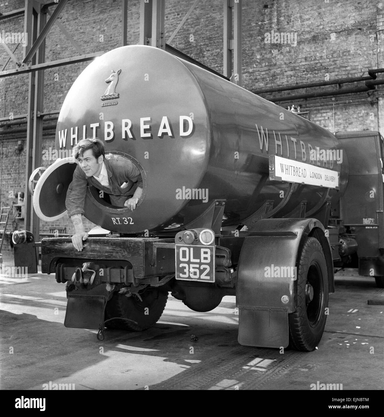 Una petroliera conducente visto qui la pulizia dell'interno del suo veicolo presso il birrificio di Whitbread. Il 3 ottobre 1958. Foto Stock