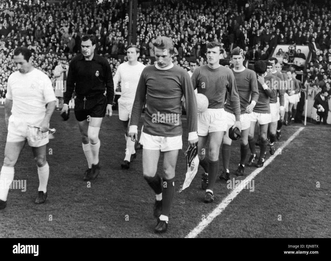 Il Real Madrid e il Manchester United prendere sul campo per la prima tappa della Coppa europea di Semi finale a Old Trafford, guidati da capitani Francisco Gento e Denis legge. Il 24 aprile 1968 Foto Stock