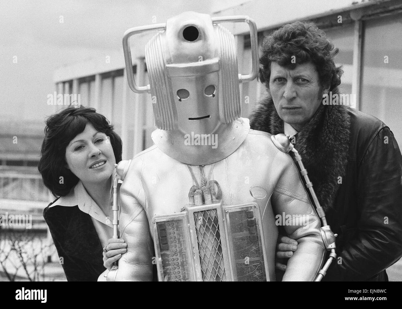 Photocall per introdurre il nuovo medico che, attore Tom Baker - il quarto medico - nella foto con assistente Sarah Jane Smith svolto da attrice Elisabeth Sladen. Il 15 febbraio 1974. Foto Stock