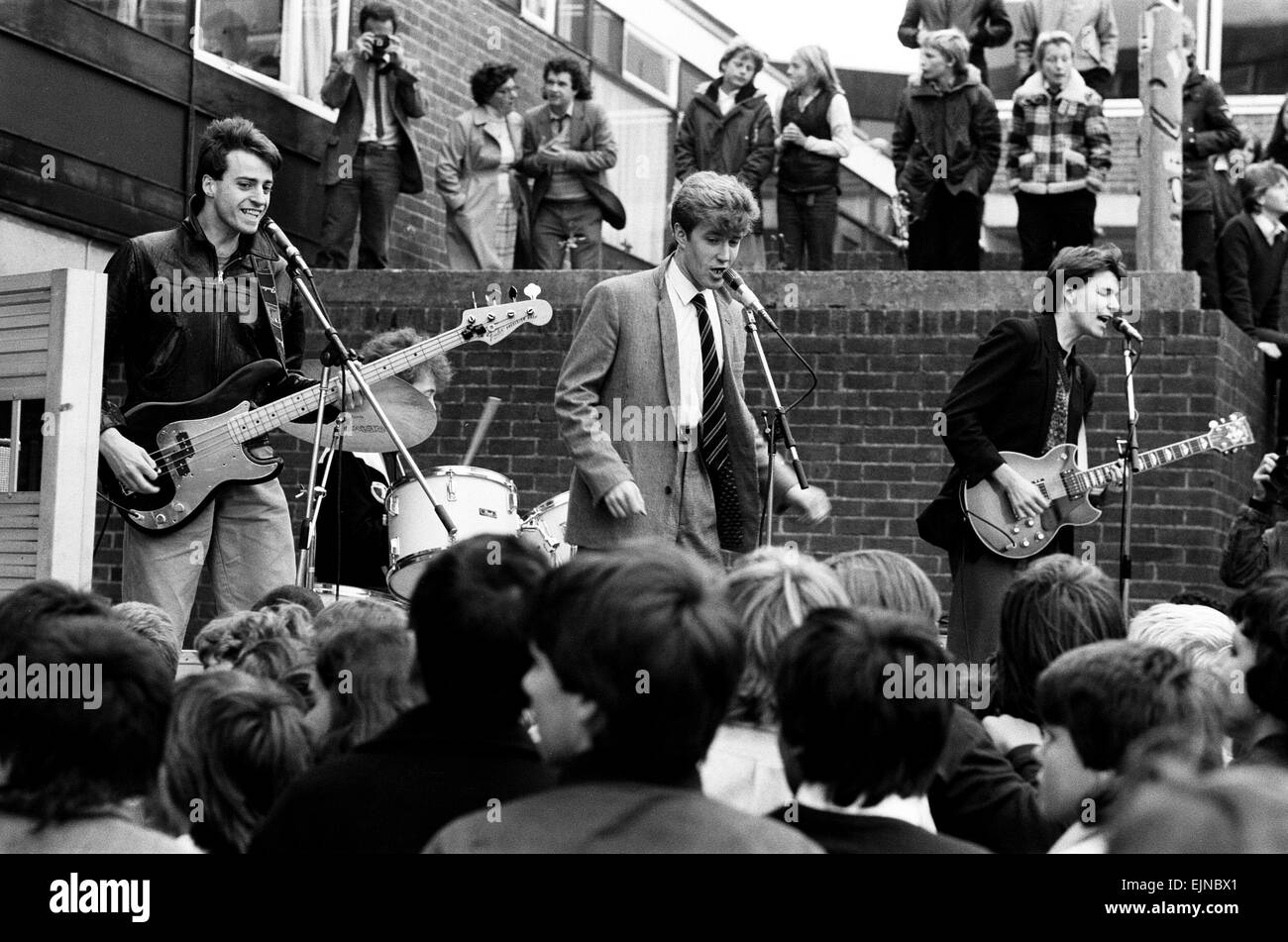 Punk Rock band "pattini" eseguendo in Brighton. Il 16 ottobre 1980. Foto Stock