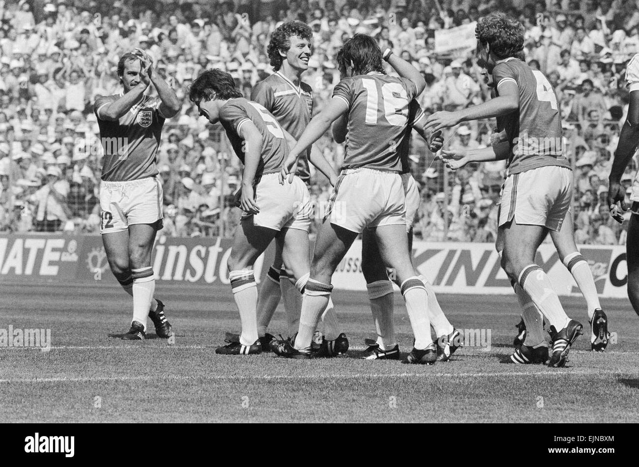 1982 World Cup Finals Gruppo Quattro corrispondono a Bilbao, Spagna. Inghilterra 3 v Francia 1. Inghilterra " i giocatori da sinistra a destra: Mick Mills, Steve Coppell, Graham Rix, Bryan Robson e Terry Butcher celebrare un obiettivo. Il 16 giugno 1982. *** Caption locale *** Foto Stock