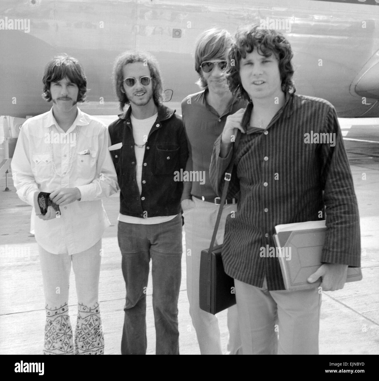 Rock americano gruppo porte arrivano presso l'aeroporto di Heathrow. Essi sono da sinistra a destra: il batterista John Densmore, chitarrista Robbie Krieger, tastierista Ray Manzarek e cantante Jim Morrison. Il 3 settembre 1968. Foto Stock