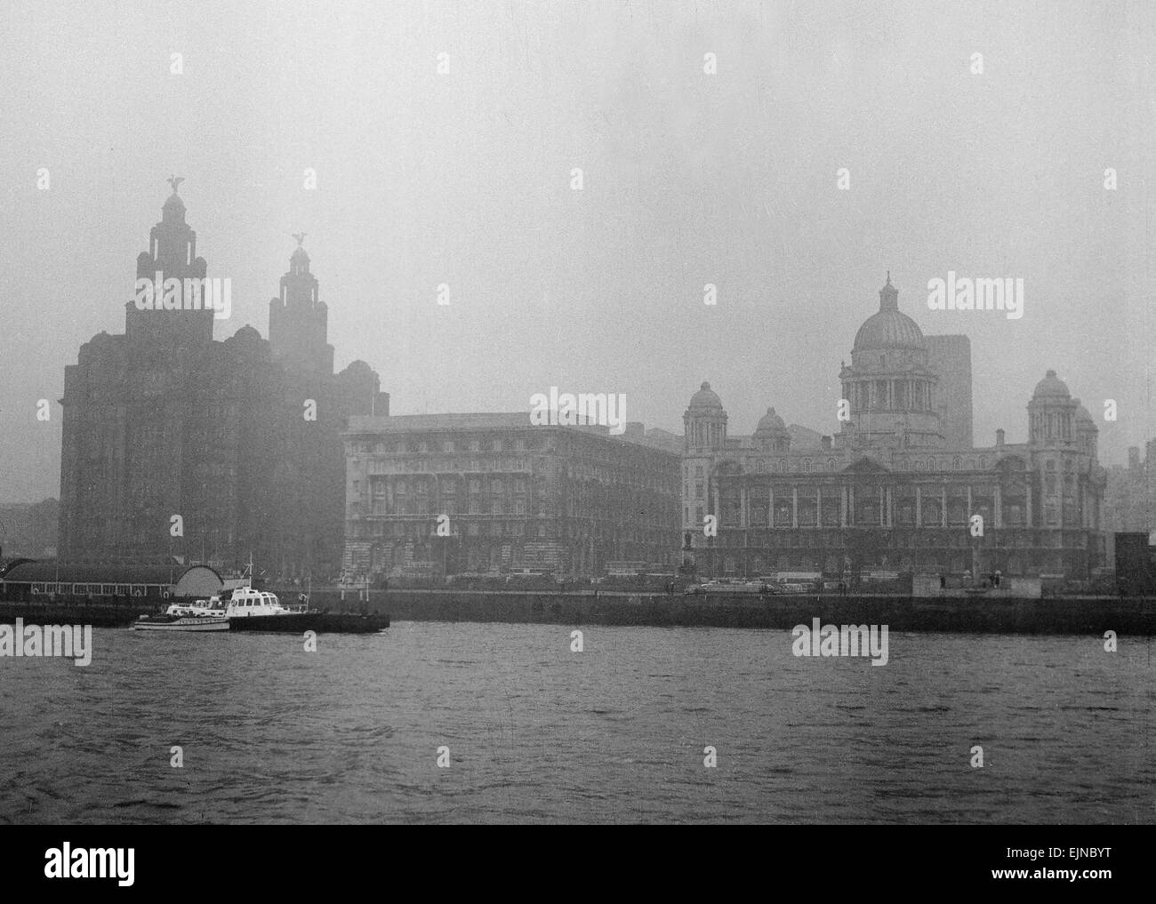 Disoccupati e viste di Liverpool, 30 novembre 1962. Docks e Harbour Board uffici, il Royal Liver Building e la Cunard Building viste attraverso il Mersey. Foto Stock