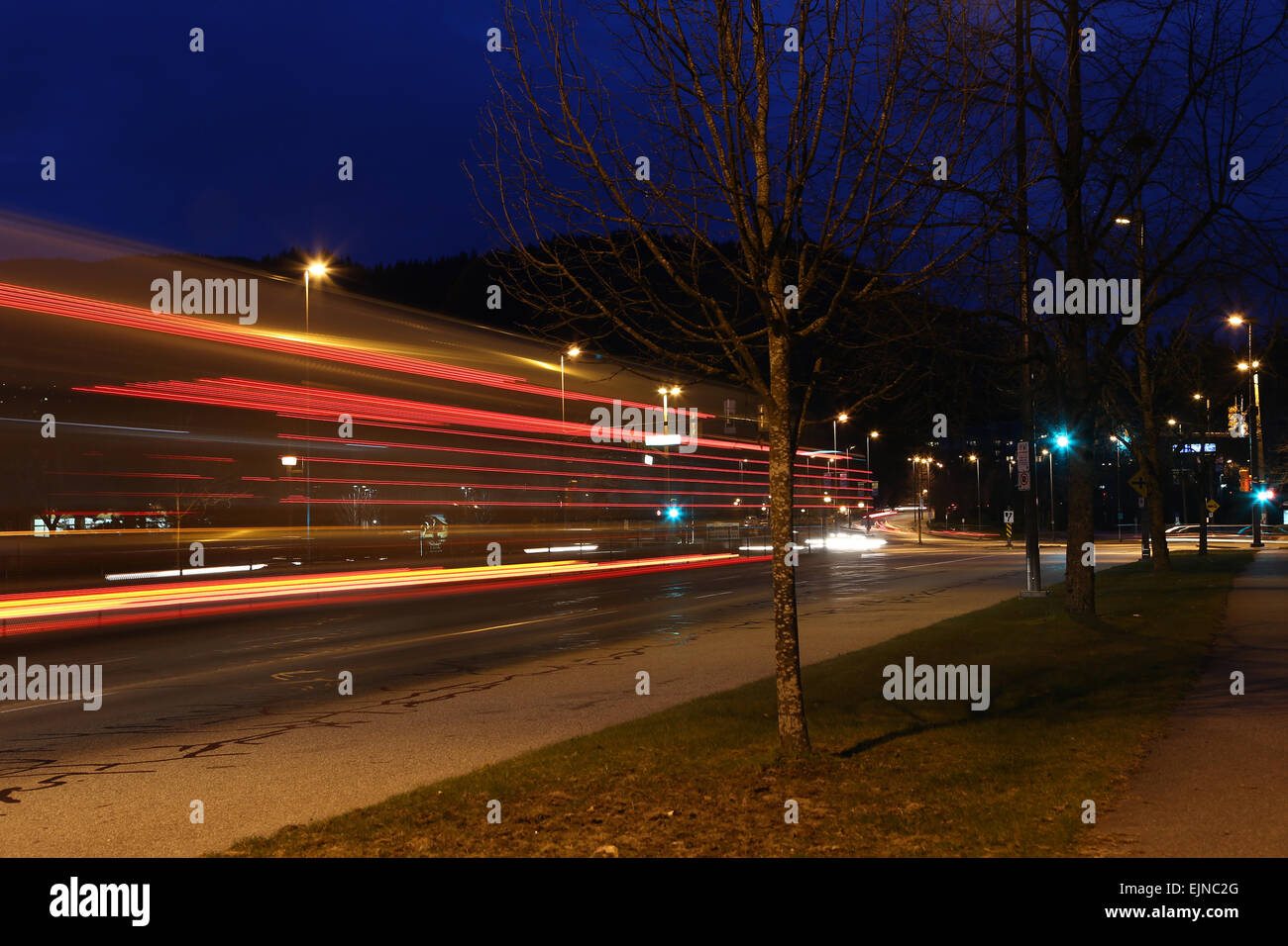 Luci auto di notte, una lunga esposizione foto di traffico Foto Stock