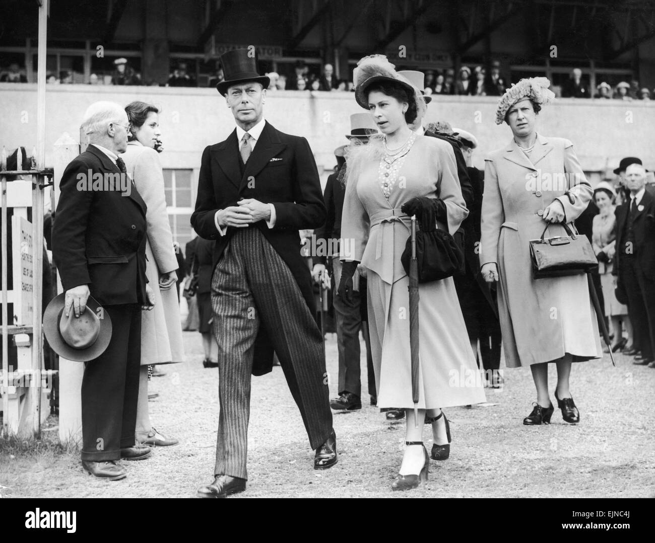 La Principessa Elisabetta pictuerd con suo padre il re George VI lascia il palco reale per il paddock alla fine dell'Epsom derby. 5 Giugno 1948. Foto Stock