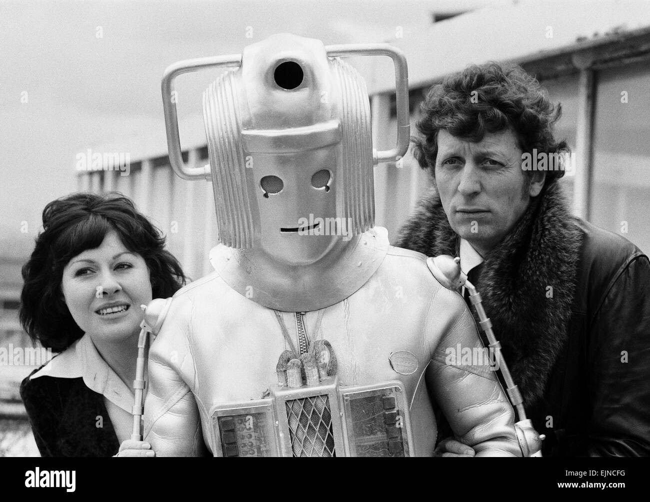 Photocall per introdurre nuovo medico, attore Tom Baker - il quarto medico - nella foto con assistente Sarah Jane Smith svolto da attrice Elisabeth Sladen, 15 febbraio 1974. Foto Stock