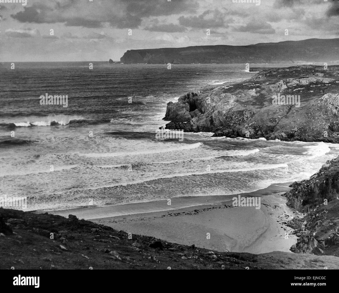 Aria di tempesta sopra Loch Eriboll, un mare loch sul nord Sutherlandshire costa della Scozia. Circa 1930. Foto Stock