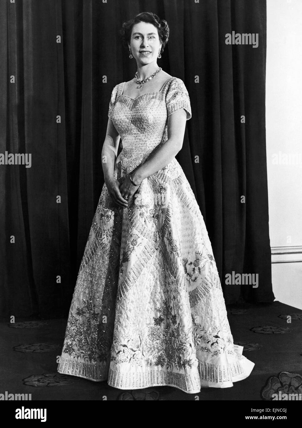 Queen Elizabeth ritratto ufficiale per l'Incoronazione 1953. *** Caption locale *** 00101104 Foto Stock