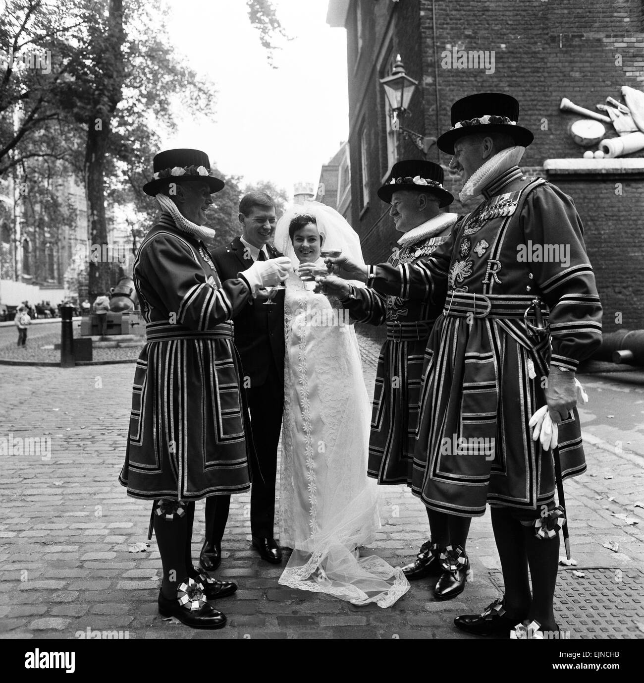 Giorno di nozze di segretario Maria Jennifer Jones & motoriste James Baker presso la Torre di Londra, sabato 20 ottobre 1968. Miss Jones è la figlia del capo Ravensbourne presso la Torre di Londra. Molti reparti Yoemen - Yoeman della Guardia - hanno partecipato al matrimonio in abito di stato. Un brindisi per la sposa e lo sposo, raffigurato da sinistra a destra: Henry Jones - le spose padre James Baker - sposo Jennifer Baker - sposa George Hoyle DCM Leslie Varley MBE Foto Stock