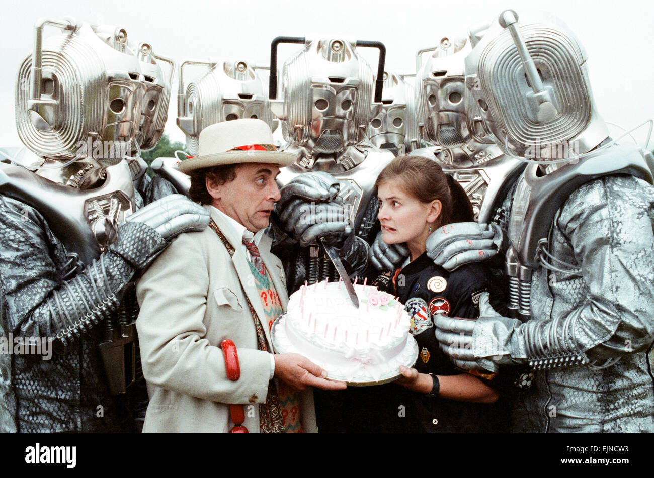 Sylvester McCoy come medico e Sophie Aldred come Asso visto qui su ubicazione vicino a Arundel con il Cybermen durante le riprese del Dr Who storia chiamato La nemesi di argento. Il 28 giugno 1988 Foto Stock