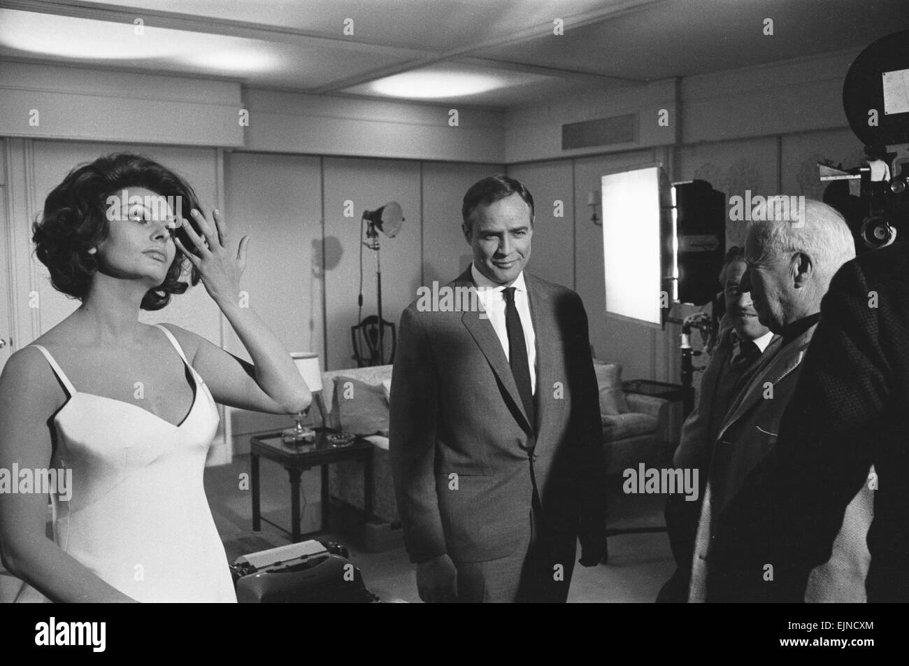 Sophia Loren Marlon Brando (centro) e Charlie Chaplin (sinistra) visto qui durante il film di ' La contessa di Hong Kong ' al Pinewood Studios. 21 Gennaio 1966 Foto Stock