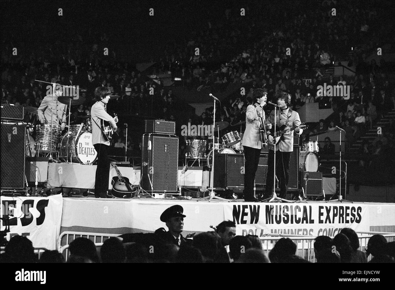 Il New Musical Express Poll per il concerto dei vincitori presso Empire Pool Wembley. I Beatles da sinistra a destra: Ringo Starr, George Harrison, Paul McCartney e John Lennon esibirsi sul palco. 11 aprile 1965. Foto Stock