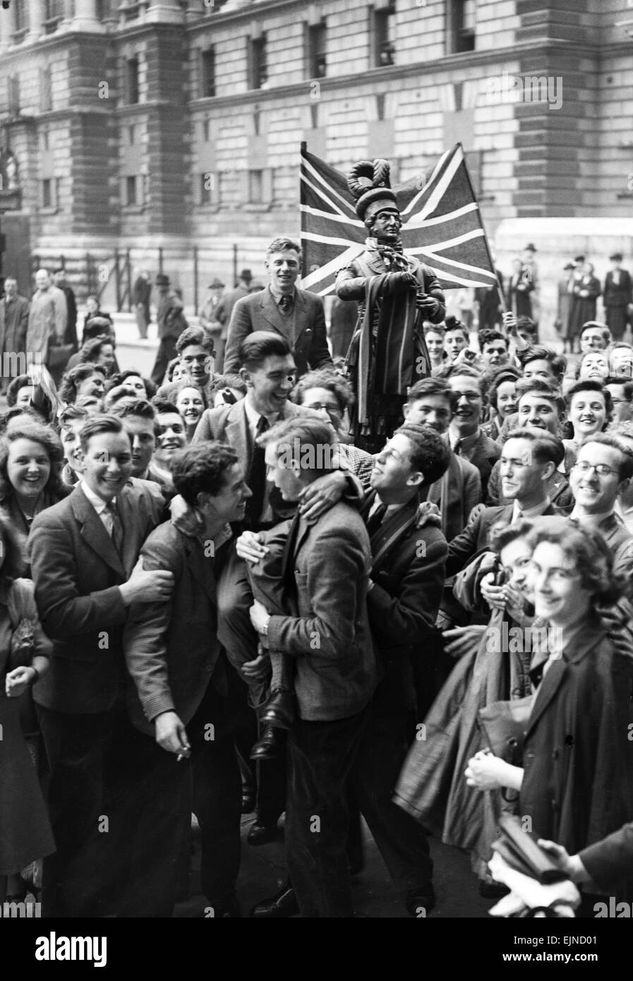 Vigilia di VE alle celebrazioni del Giorno a Londra alla fine della Seconda Guerra Mondiale. Gli studenti di University College London parade la loro mascotte attraverso le strade. Il 7 maggio 1945. Foto Stock