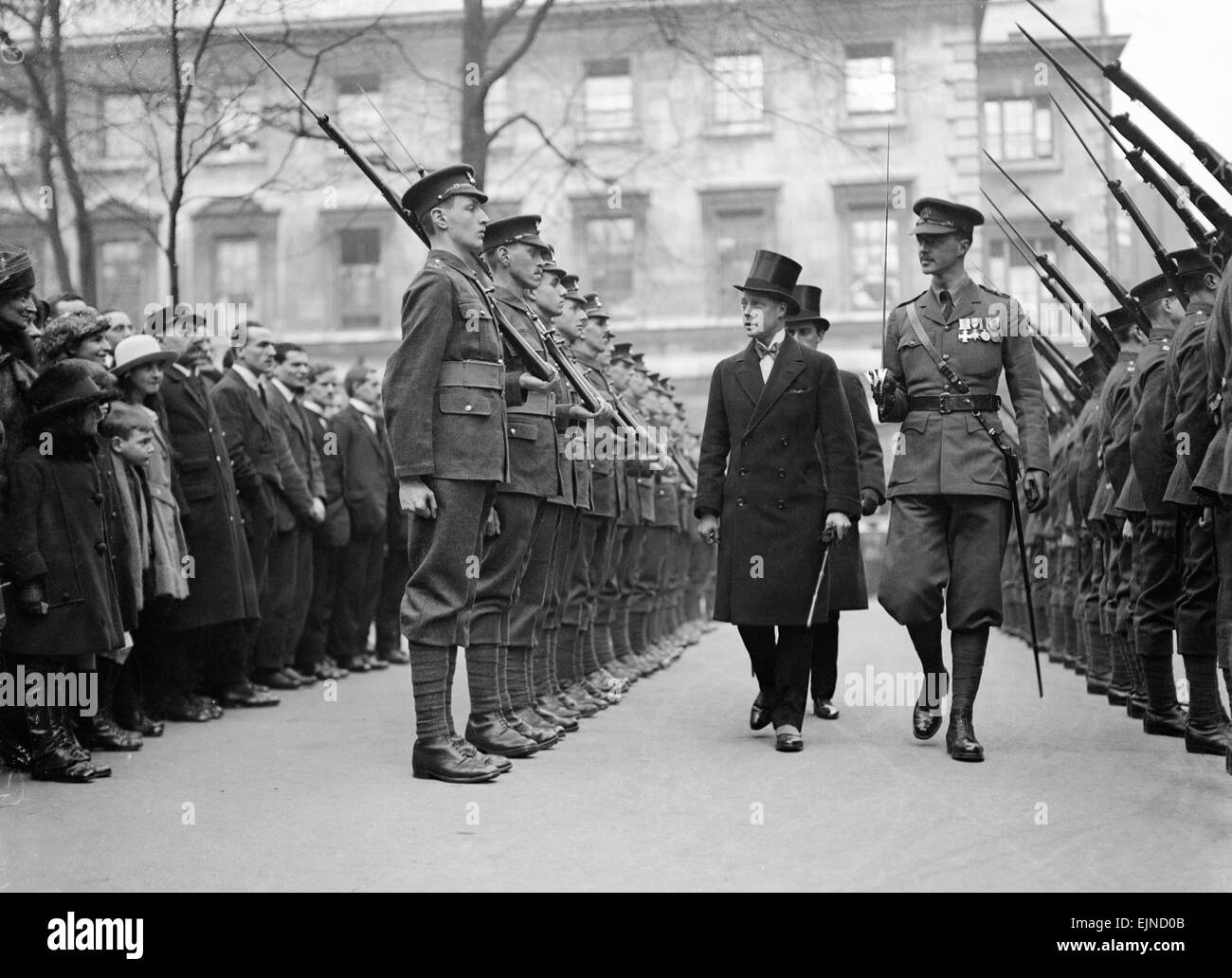 Il Principe di Galles (più tardi re Edward VIII) ispezionare Onorevole Compagnia di Artiglieria Guardia d'onore. 18 febbraio 1921. Foto Stock