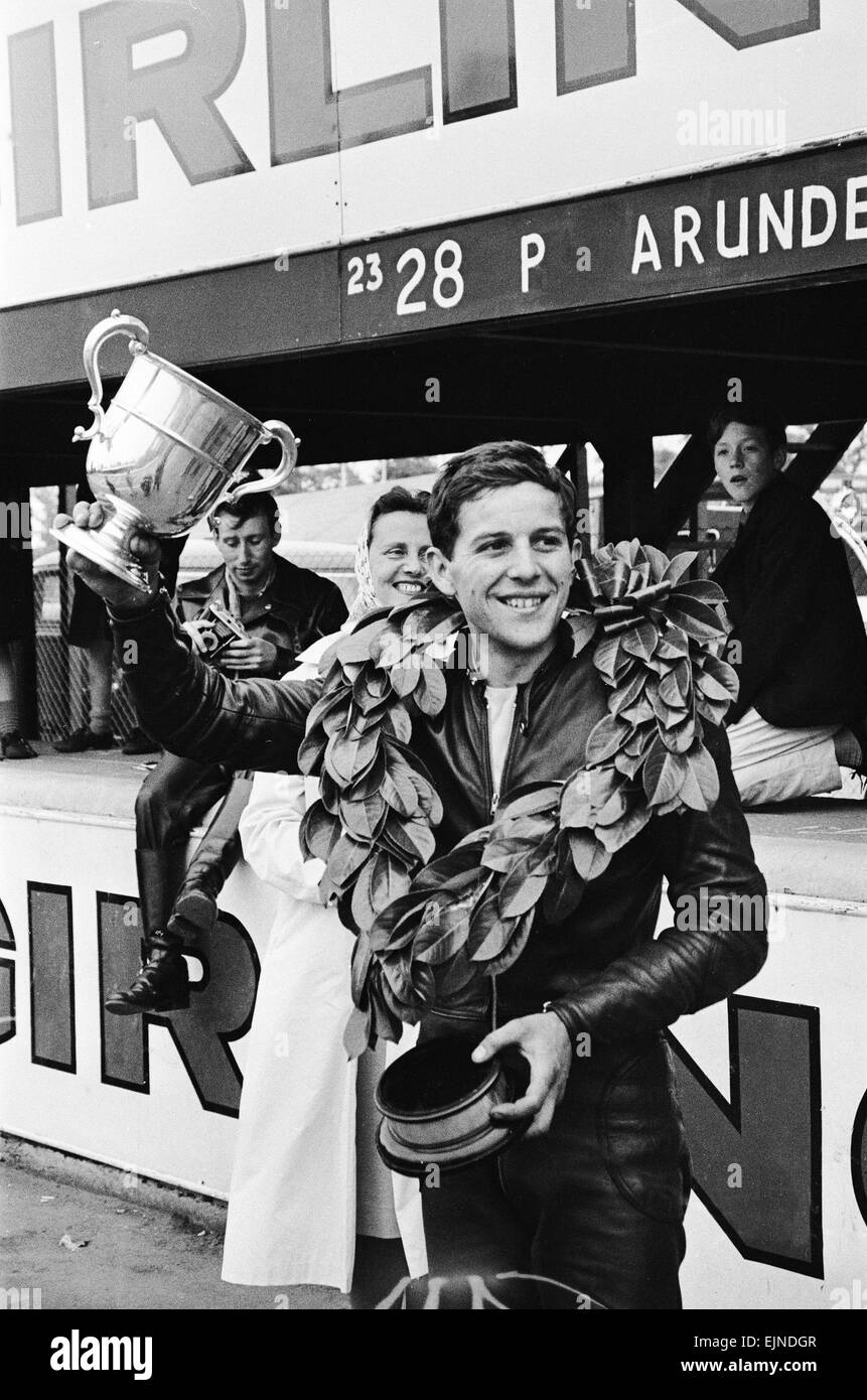 Ciclo motore Racing ad Oulton Park. Phil Read celebra con il trofeo dopo aver vinto il British Junior gara di campionato. Il 7 luglio 1963. Foto Stock