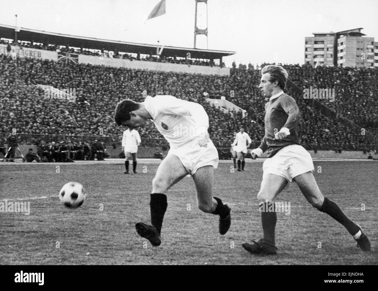 Partizan Belgrado v Manchester United European Cup Semi Finale. Partizan's Fahrudin Vasovic testine di sinistra la sfera verso il basso e lontano da Denis legge durante un attacco uniti. Il gioco ha finito in un 2-0 sconfitta per il Regno. Il 13 aprile 1966 Foto Stock