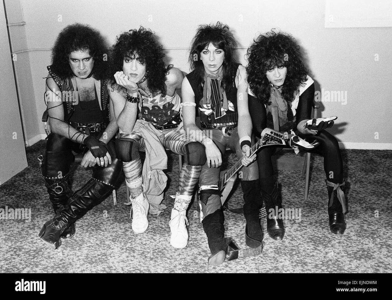 Rock americano gruppo Kiss visto qui in modo molto veloce break tra i numeri al loro concerto a Wembley Arena, presumibilmente la prima volta sono stati osservati senza il loro stadio make up. Da sinistra a destra sono: Gene Simmons, Paul Stanley, Vinnie Vincent e Eric Carr. Il 23 ottobre 1983. Foto Stock