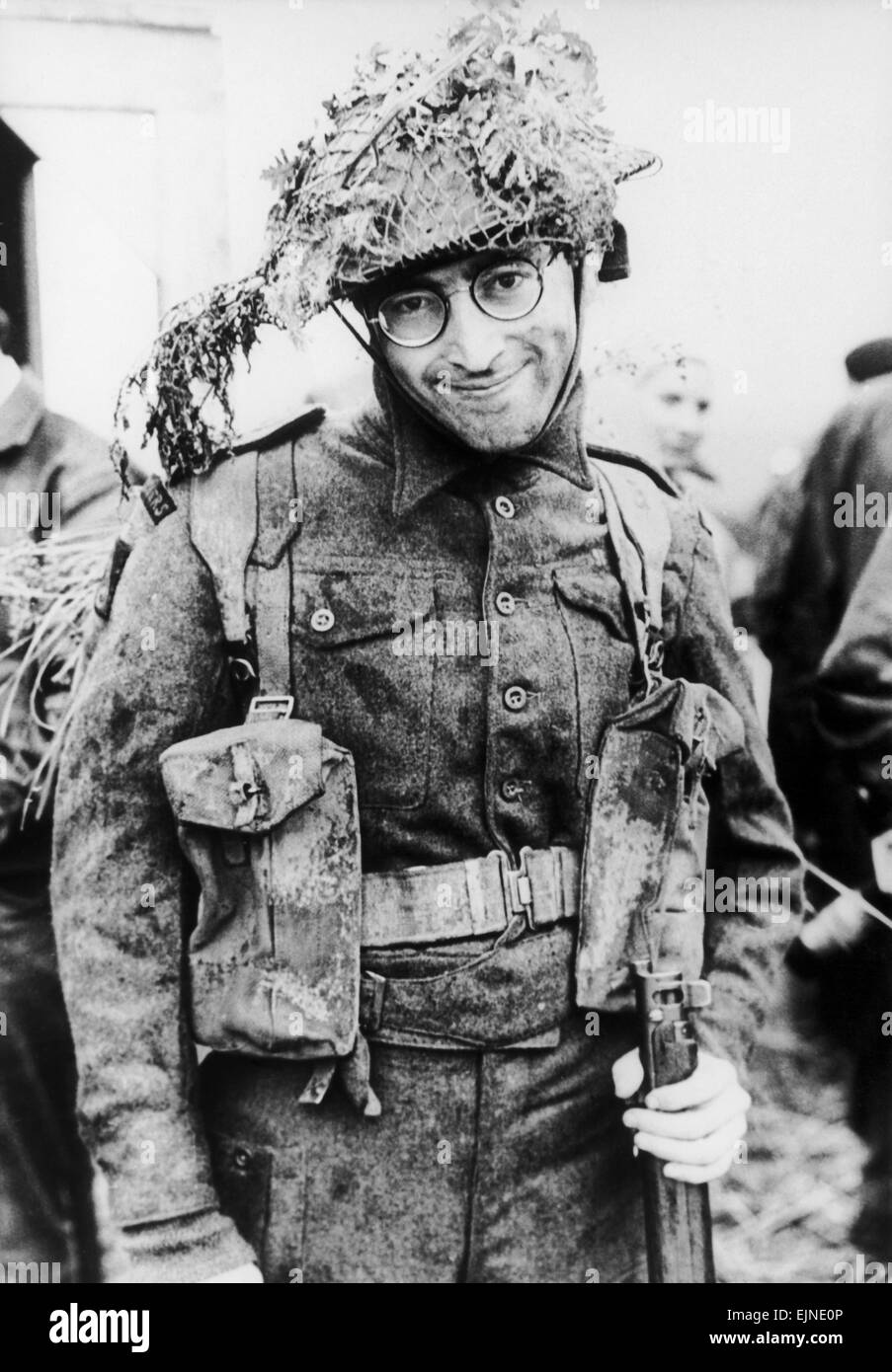 Il cantante dei Beatles John Lennon vestito in uniforme militare per il suo  ruolo come Musketeer Gripweed in Dick Lester film come ho vinto la guerra  durante la prima parte delle riprese