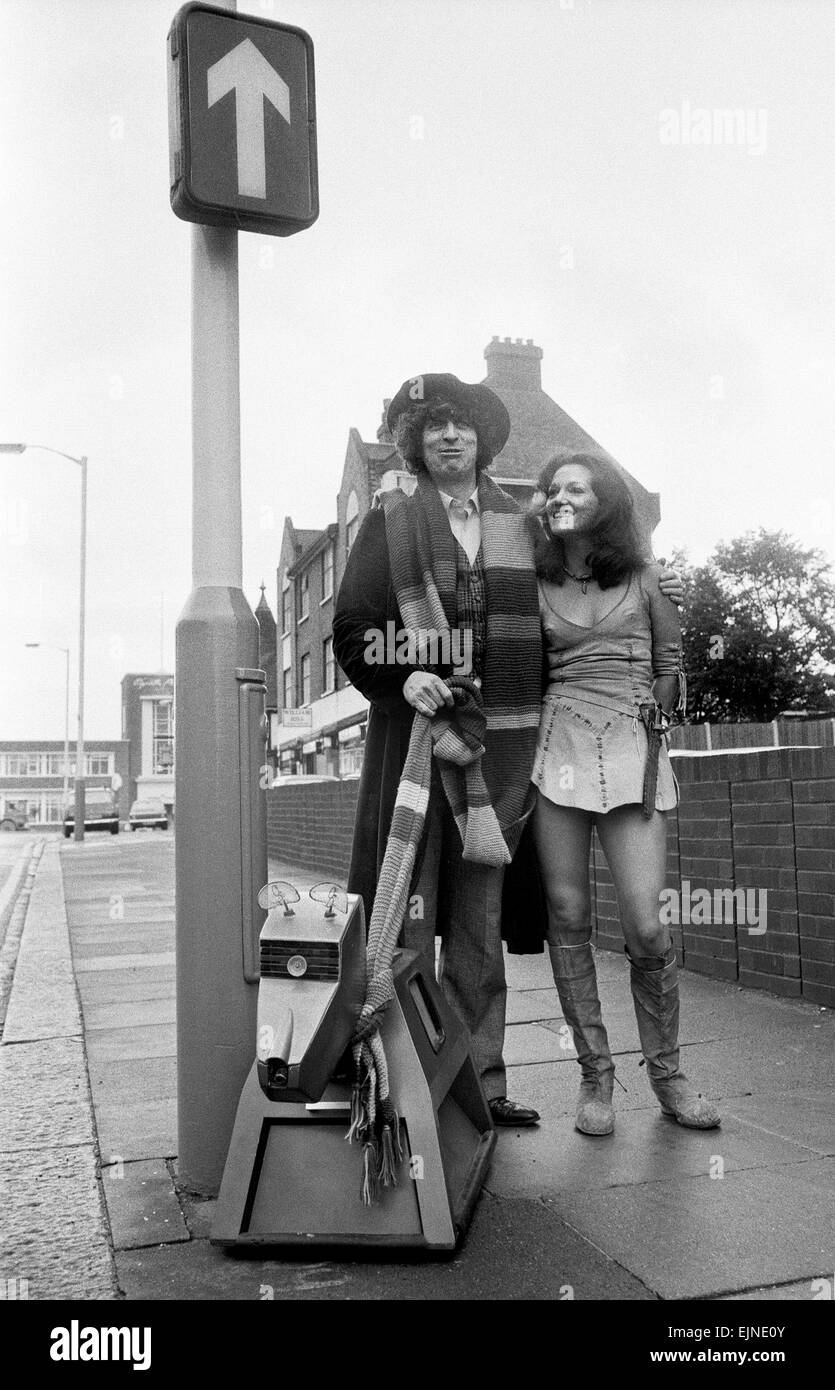 Medico che, attore Tom Baker - il quarto medico - nella foto con assistant Leela svolto da attrice Louise Jameson, i medici prima alien compagno & nuovo membro del cast K9 un robot cane il 6 ottobre 1977. Foto Stock