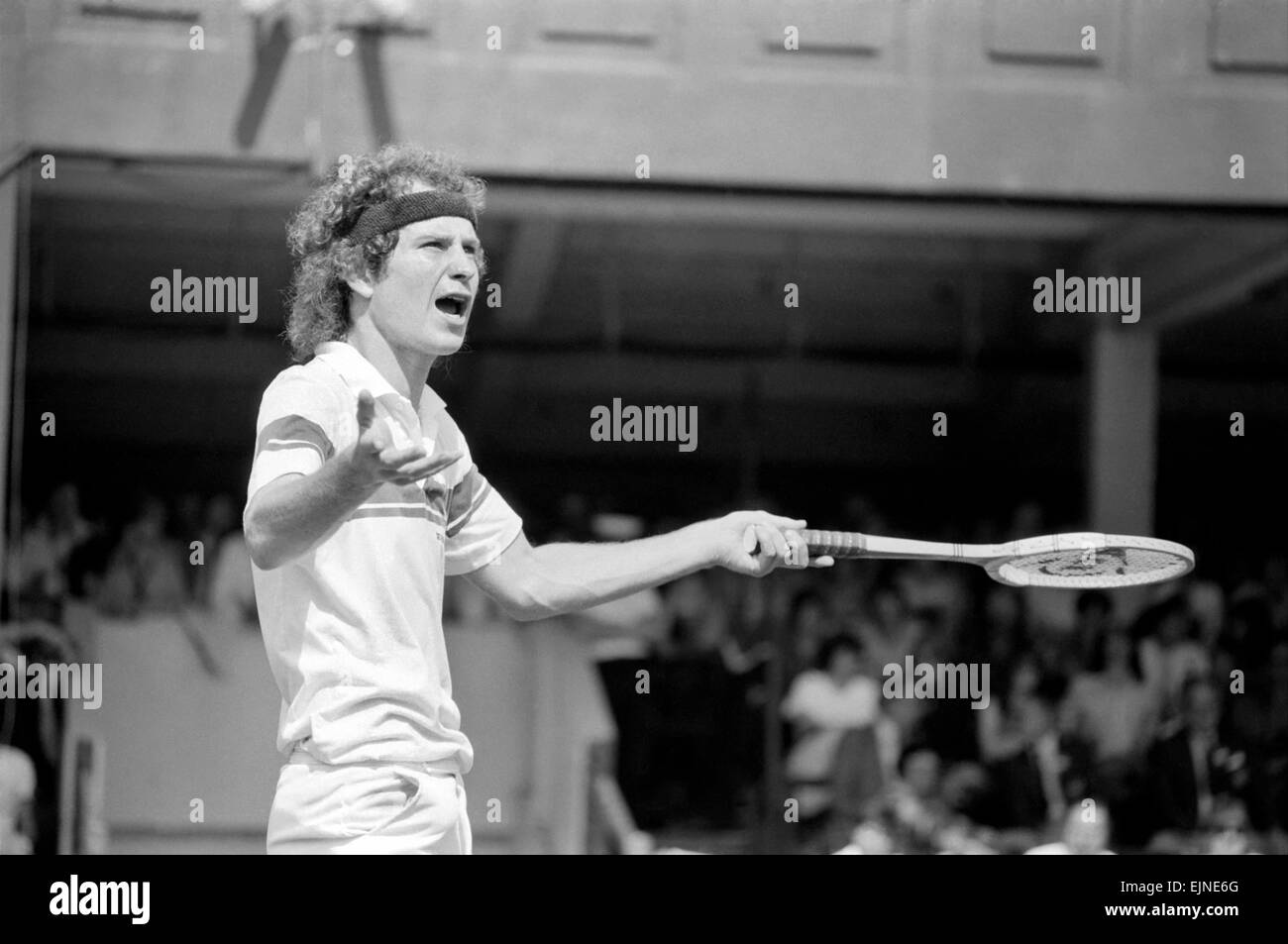 John McEnroe v Tom Gullikson, primo round in abbinamento a Wimbledon sulla Corte numero uno, lunedì 22 giugno 1981. John McEnroe era due focolai di crisi lontano dall essere buttato fuori di Wimbledon. Il numero due di sementi, ha ricevuto una segnalazione pubblica ed è stato quindi inserito 2 punti di penalizzazione come ha battuto Tom Gullikson 7-6, 7-5. 6-3 in un brutto carattere di scontro su Corte uno. McEnroe di avvertimento è venuto dopo che egli rabbiosamente fracassato un racket, stampigliatura sulle corde e strappo dall'impugnatura. Quindi è stato multato i due punti di penalizzazione per la chiamata di arbitro Edward James 'box del mondo', E 'un incompetente stolto". Foto Stock
