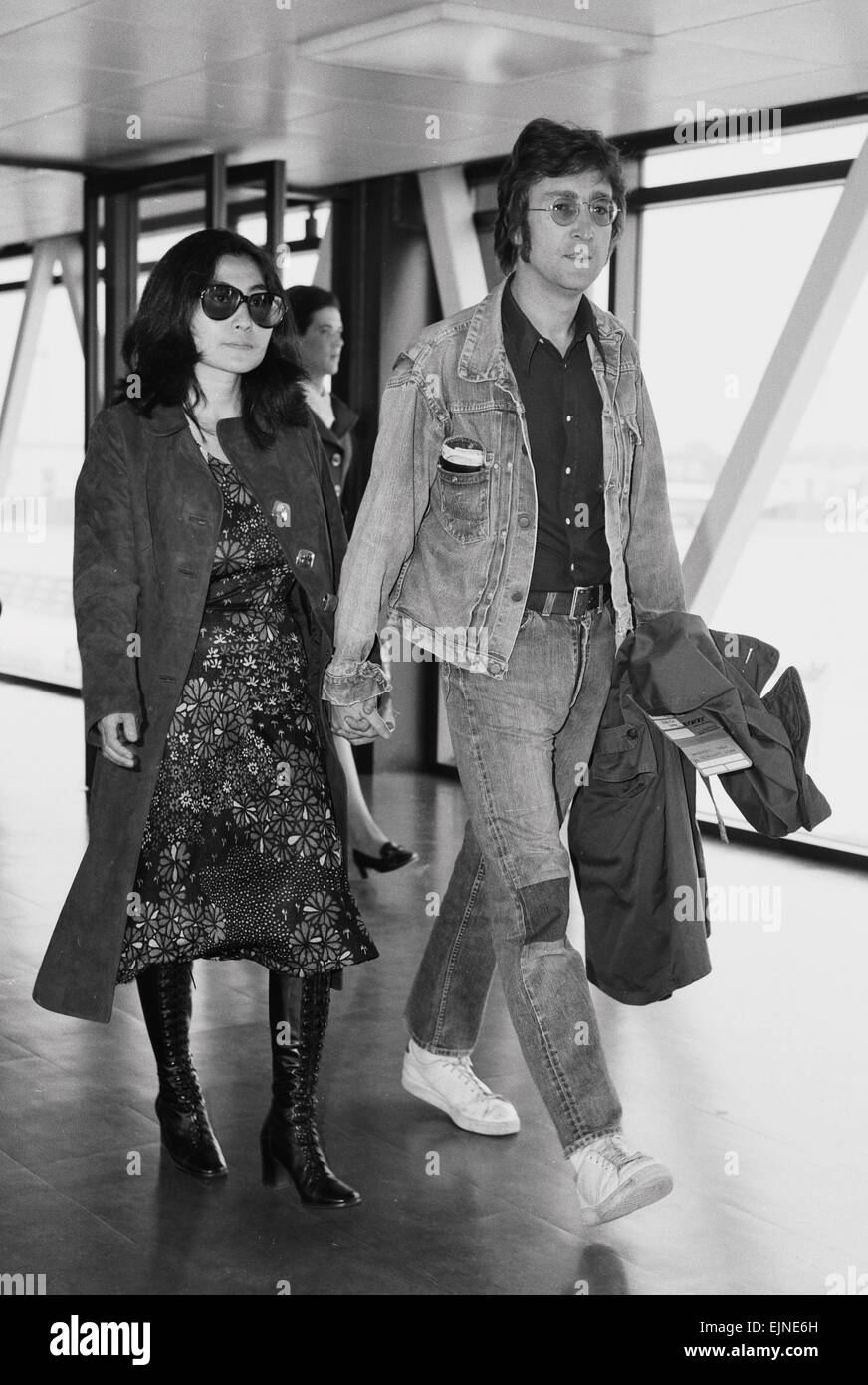 Ex Beatle John Lennon con sua moglie Yoko Ono di lasciare l'aeroporto di Heathrow per il festival del cinema di Cannes dove due di loro film 'al volo' e 'apoteosi' vengono mostrate. 14 maggio 1971. Foto Stock