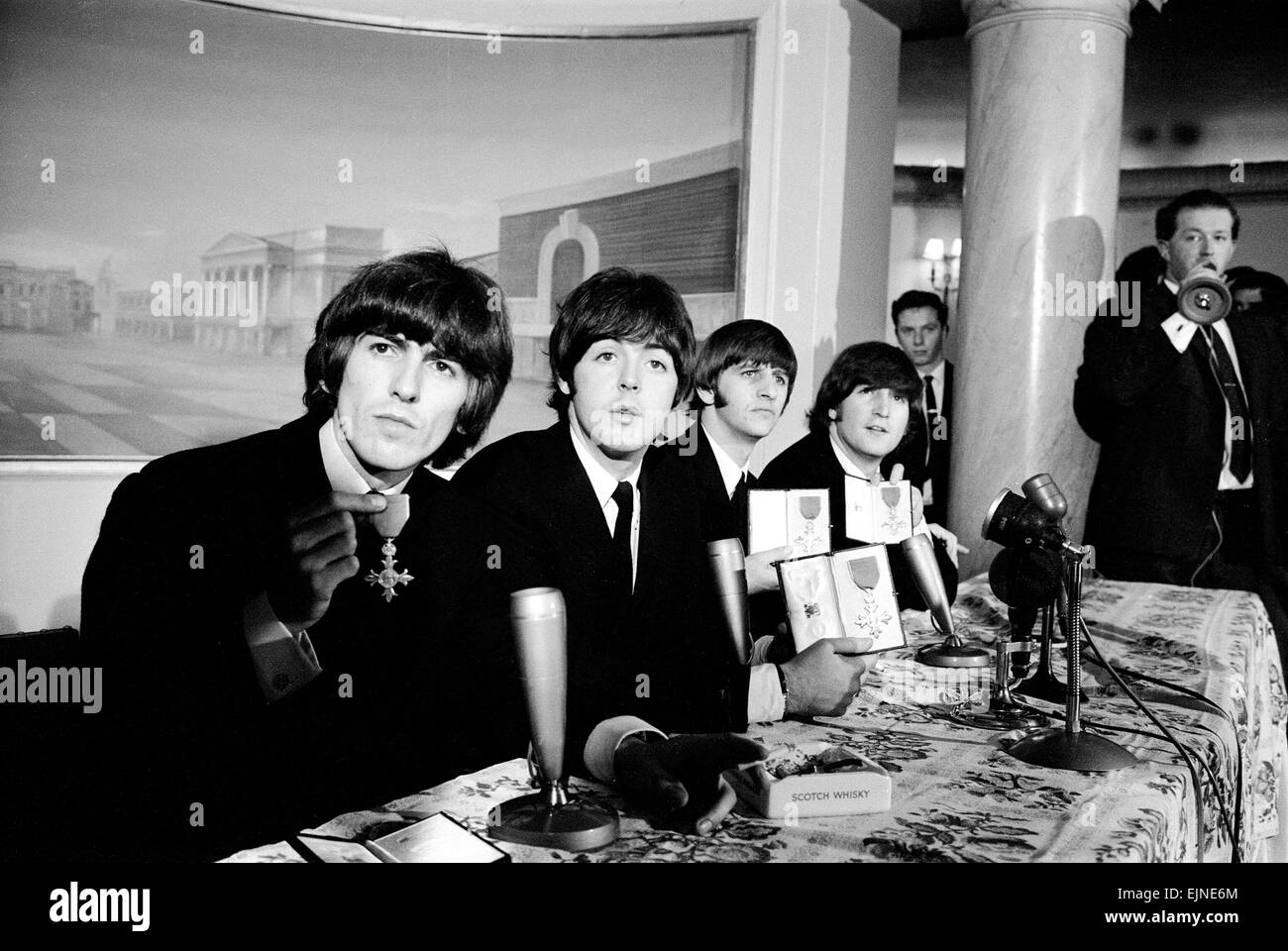I Beatles posano con loro le MBE in occasione di una conferenza stampa tenutasi presso il Saville Theatre, Londra, a seguito della loro investitura a Buckingham Palace, 26 ottobre 1965. Da sinistra a destra: George Harrison, Paul McCartney e Ringo Starr e John Lennon. Foto Stock