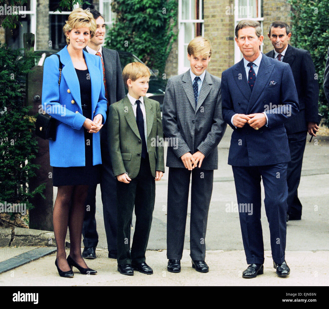 Il principe William (terza a sinistra) pone a un photocall con sua madre  Diana, principessa di Galles, suo fratello il principe Harry e padre del  principe Charles prima del suo primo giorno