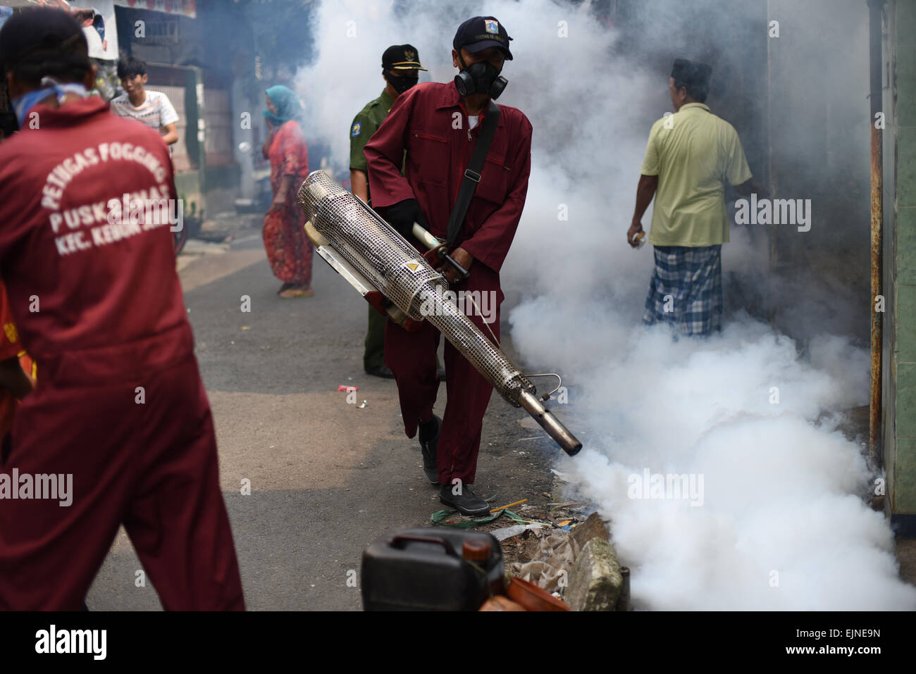 L'appannamento delle zanzare si svolge in un quartiere denso e popolato a Giacarta Ovest, mentre la lotta contro la febbre dengue continua. Foto Stock