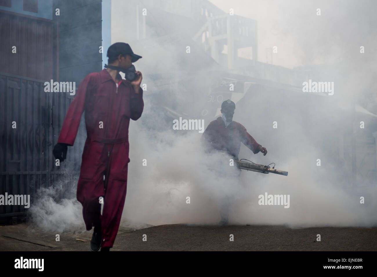 Giacarta, Indonesia. 30 Marzo 2015. L'appannamento delle zanzare si svolge in un quartiere denso e popolato a Giacarta Ovest, mentre la lotta contro la febbre dengue continua. Foto Stock