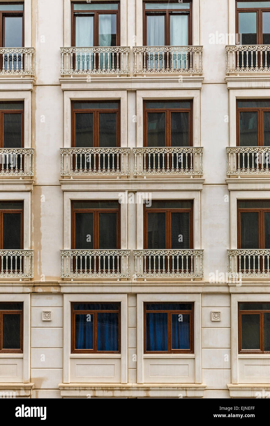 Facciata di un edificio con finestre e balconi Foto Stock