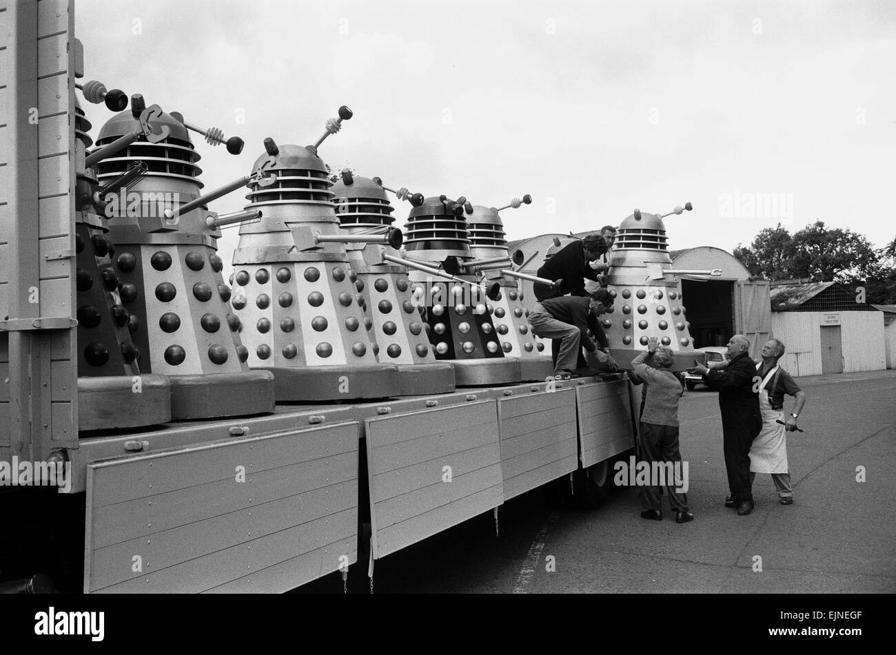 Autocarro carico di Daleks sono pronti per essere trasportati al Cannes Film Festival via Dover, dove essi saranno utilizzati per promuovere nuovi film 'Dr chi e il Daleks', raffigurato a Shepperton Studios cinematografici 17 maggio 1965. *** Caption locale *** Dr Who - - 13/08/2010 Foto Stock