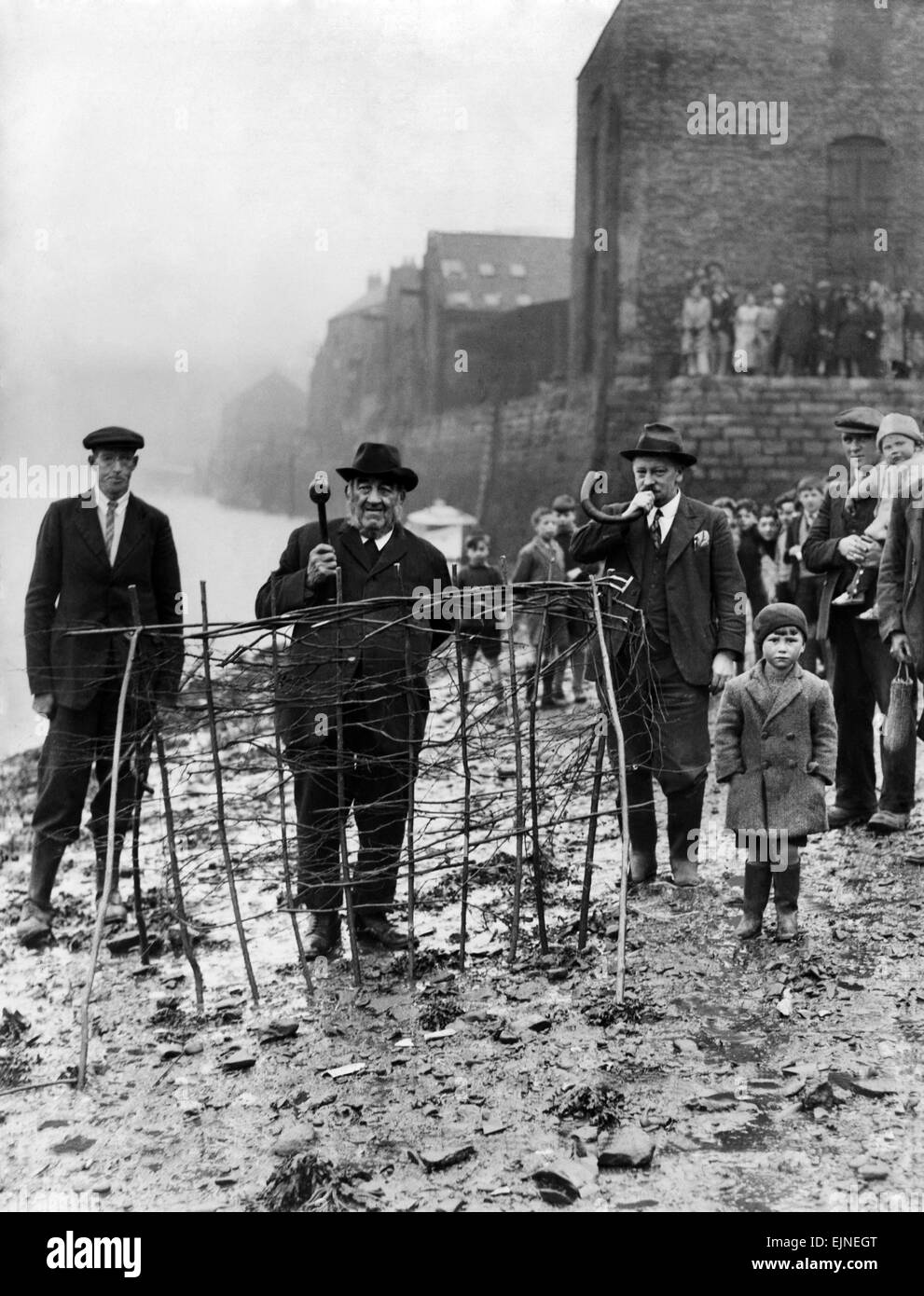 La cerimonia annuale di piantare il Penny Hedge che risale a 800 anni visto qui essendo effettuata a Whitby, Scarborough, North Yorkshire. Per secoli gli abitanti di Whitby hanno testimoniato l antica tradizione del penny Hedge dove la folla si riuniscono per guardare la costruzione di una copertura realizzata da hazel sticks sulle rive del porto di Whitby. La leggenda narra che se la copertura non è in grado di resistere a tre maree quindi sfortuna sarà gettato nella città. Il 30 maggio 1935. Foto Stock