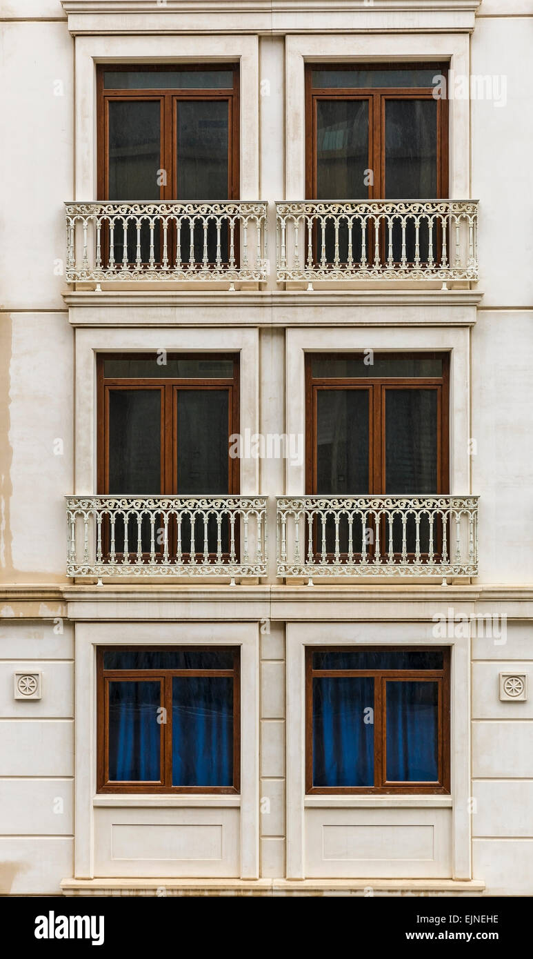 Facciata di un edificio con finestre e balconi Foto Stock