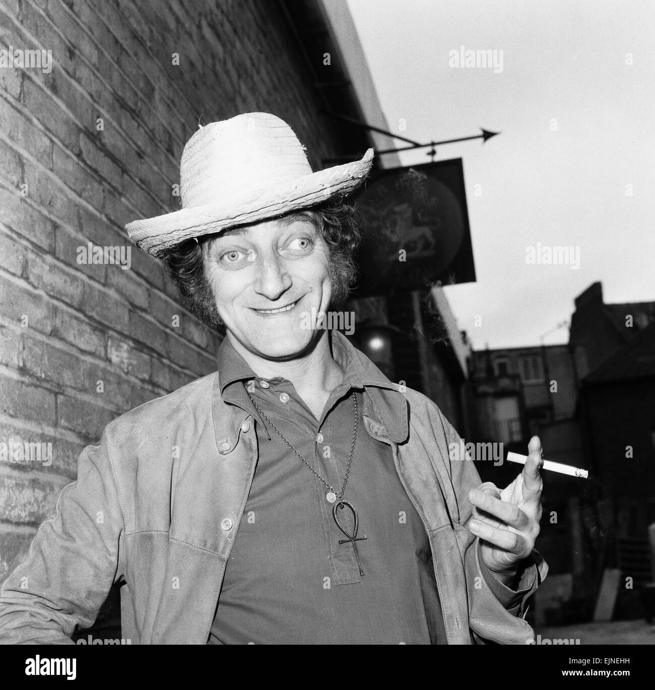 Zany comico Marty Feldman visto qui in posa per il Daily Mirror al Lime Grove studios appena prima della sua apparizione sul Simon Dee Show. Il 3 maggio 1969 Foto Stock