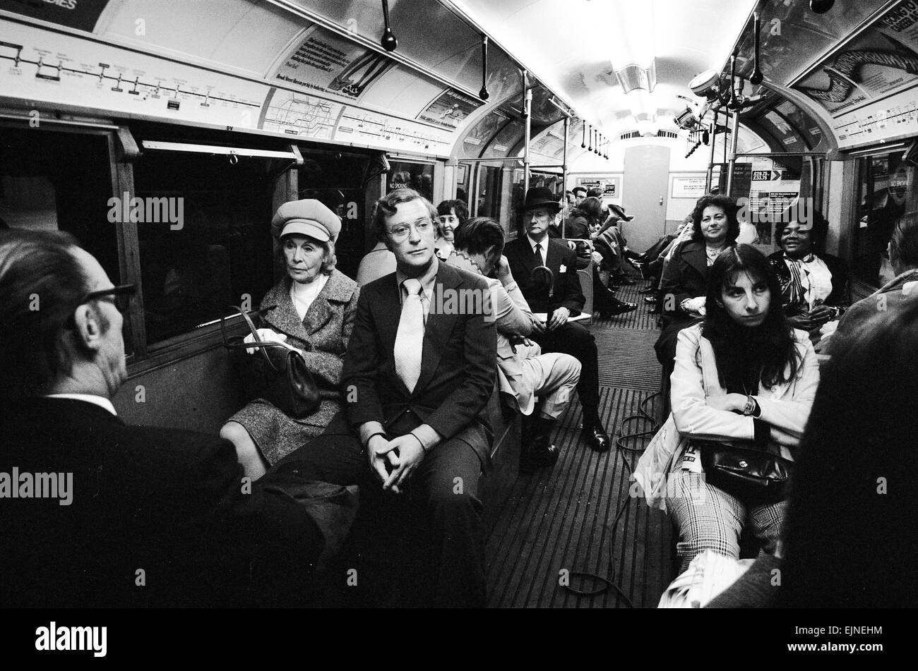Attore Michael Caine viaggiare sui treni della metropolitana at Aldwych stazione della metropolitana durante le riprese per il suo ultimo film 'Dmarmaglia'. Il 29 luglio 1973. Foto Stock