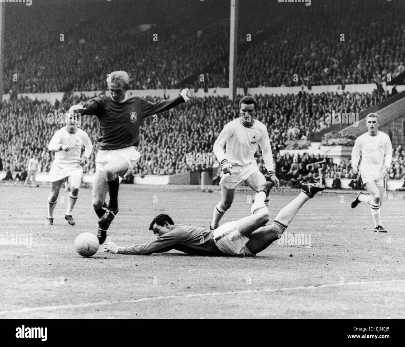 Finale di FA Cup 1963 Manchester United v Leicester City. Denis legge batte Gordon banche Il Leicester portiere di solo di strozzatura e perdere un obiettivo aperto durante la finale di FA Cup a Wembley 25 Maggio 1963 Foto Stock