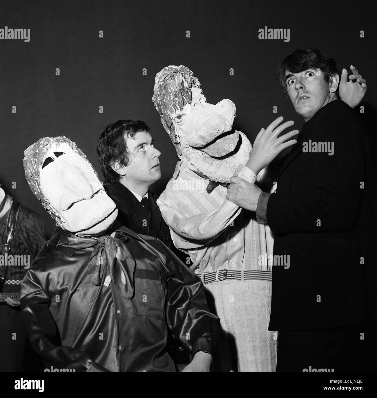 Comici Dudley Moore e Peter Cook prima della loro comparsa di domenica notte al London Palladium con manichini di Mick Jagger e Charlie Watts dei Rolling Stones 22 Gennaio 1967 Foto Stock