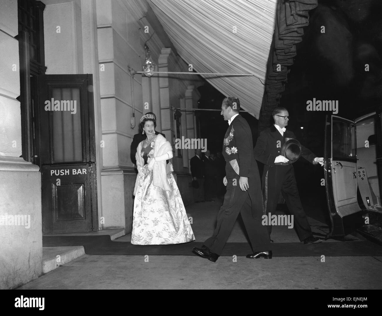 Mohammad-Reza Shah Pahlavi, Scià dell'Iran, partecipa a una festa di gala performance di balletto della Royal Opera House con la regina Elisabetta II durante la sua tre giorni di visita di Stato in Gran Bretagna. Il 7 maggio 1959. Foto Stock