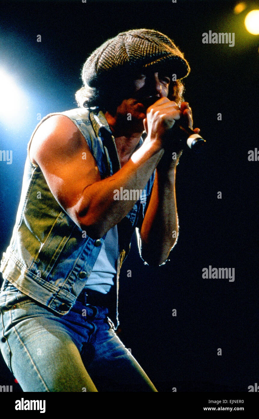 AC/DC in concerto al Wembley Arena, cantante Brian Johnson sul palco. 16 gennaio 1986. Foto Stock