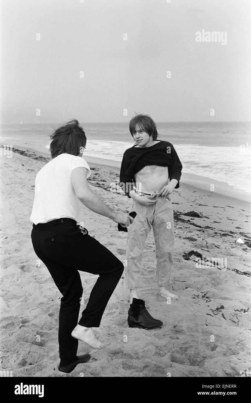 Il Rolling Stones. Charlie Watts e Brian Jones visto qui in posa su Malibu Beach. Secondo i fotografi ' i ragazzi avevano alcuni hamburger e calcio giocato e sono stati felici di essere accanto al mare' tuttavia era troppo freddo per nuotare. Durante la banda del primo tour USA, 4 giugno 1964 Foto Stock