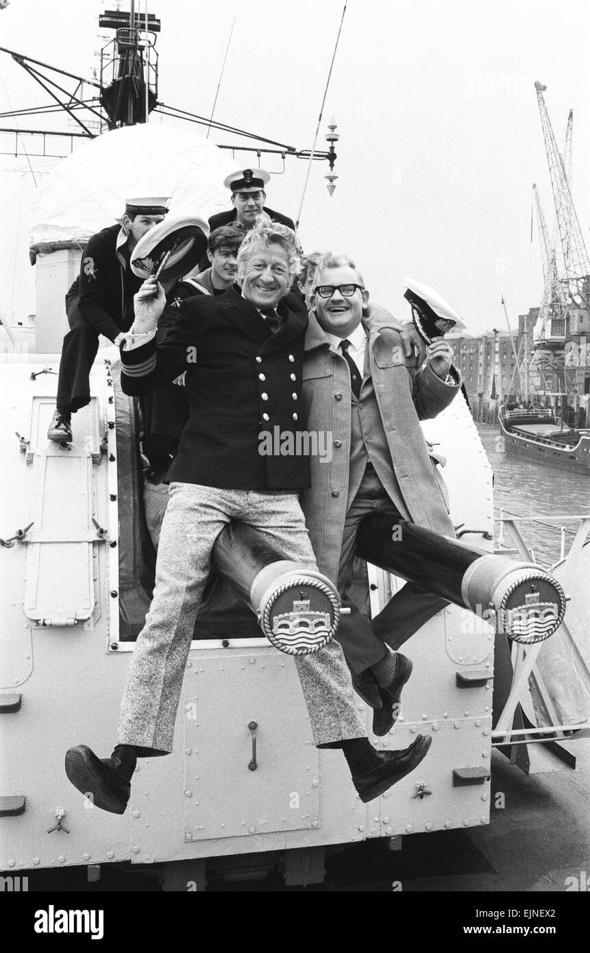 Il calco della BBC Radio programma 'Il Navy Lark' raffigurato a Tower Bridge a dire addio alla Naval frigate HHMS Troubridge che era la posizione per la serie. La fregata è in partenza per un cantiere di interruttori. Nella foto sono: Capo Pertwee (John Pertwee) e in grado marinaio Johnson ha giocato da Ronnie Barker larking circa sulla gemella a quattro pollici pistole. Il 26 marzo 1969. Foto Stock