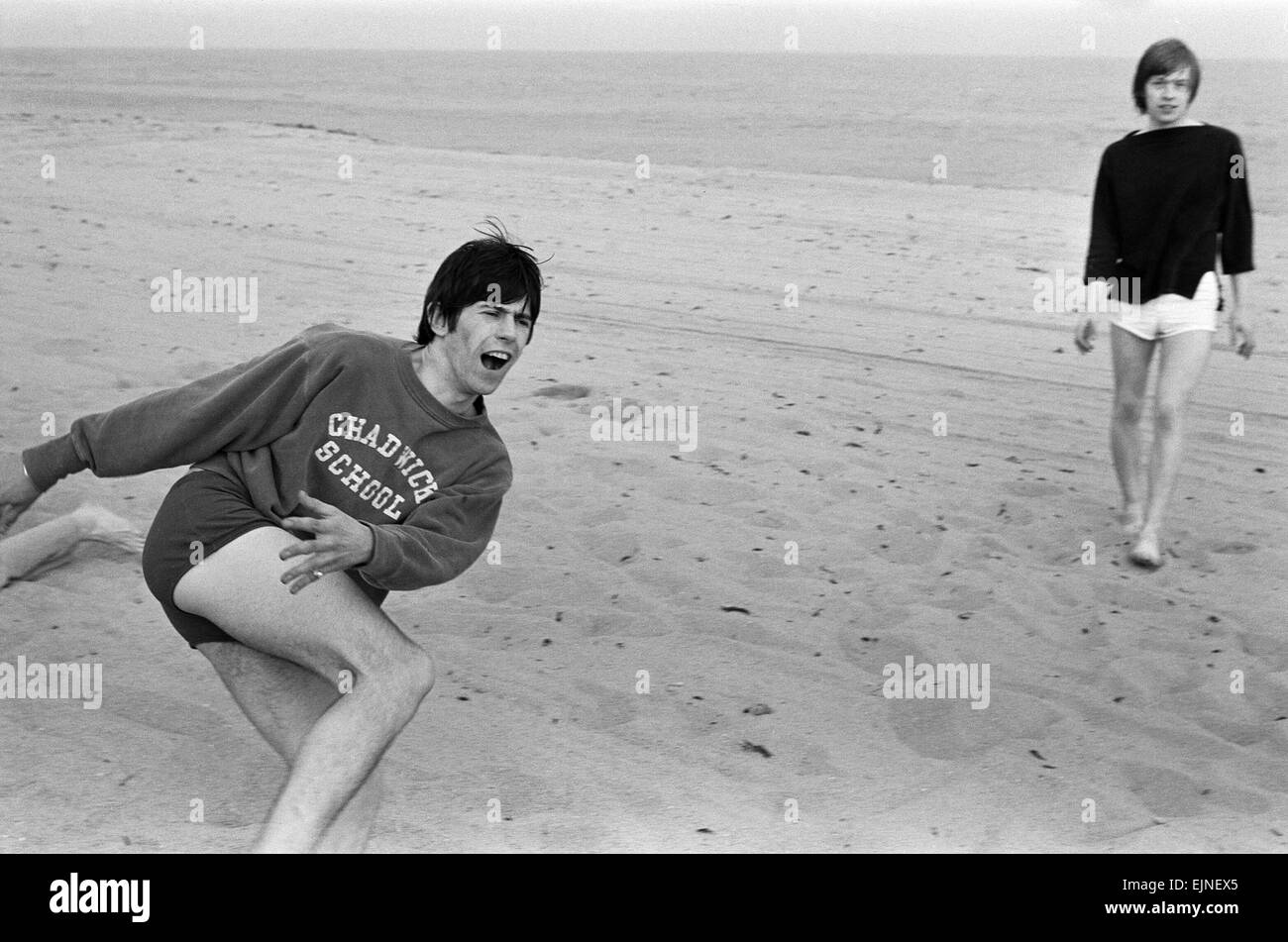 Il Rolling Stones. Keith Richards e Brian Jones visto qui in posa su Malibu Beach. Secondo i fotografi ' i ragazzi avevano alcuni hamburger e calcio giocato e sono stati felici di essere accanto al mare' tuttavia era troppo freddo per nuotare. Durante la banda del primo tour USA, 4 giugno 1964 Foto Stock