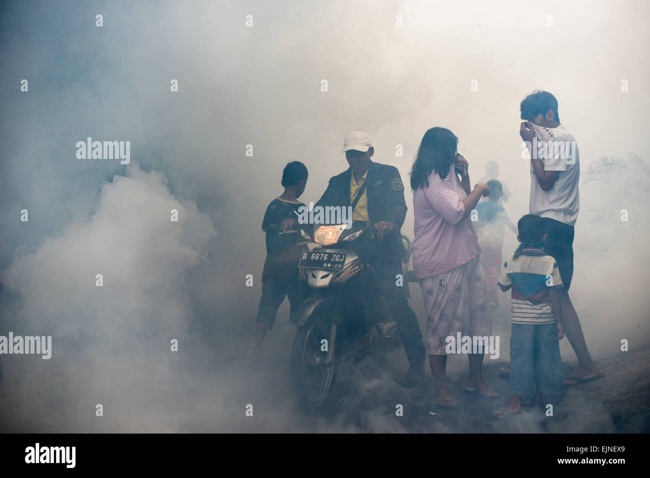 Giacarta, Indonesia. 30 Marzo 2015. L'appannamento delle zanzare si svolge in un quartiere denso e popolato a Giacarta Ovest, mentre la lotta contro la febbre dengue continua. Foto Stock