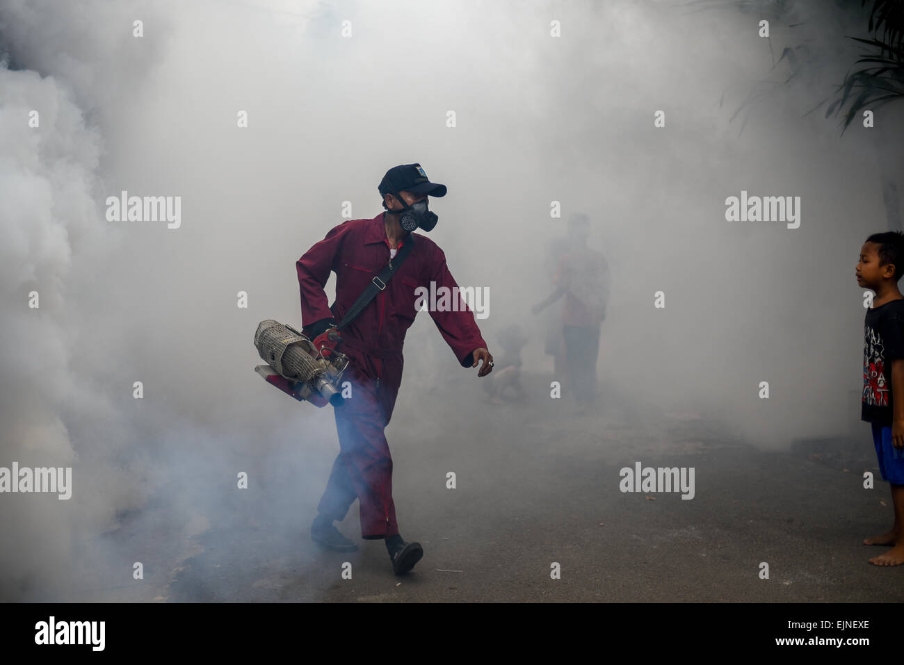 L'appannamento delle zanzare si svolge in un quartiere denso e popolato a Giacarta Ovest, mentre la lotta contro la febbre dengue continua. Foto Stock