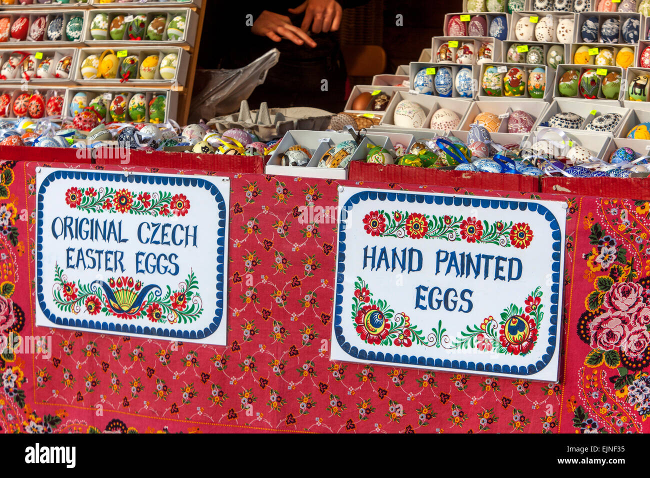 Originale negozio di uova di Pasqua di Praga, uova dipinte A Mano, Piazza della Città Vecchia mercato di Praga Repubblica Ceca, Europa Foto Stock