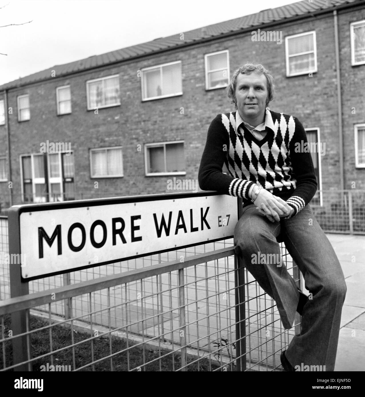 Newham Borough consiglio ha nominato un nuovo street dopo l'eroe della loro squadra di calcio locale - Bobby Moore. Modo di Moore è una strada pedonale, in Oakhurst Road di riconversione, in Forest Gate, Londra. It links Station Road, Stracey Road e Woodgrange Road. Bobby ha visitato la strada di ieri per la prima volta. Numerose altre strade del territorio è stato chiamato dopo stelle del West Ham team. Febbraio 1974 74-0646-003 Foto Stock