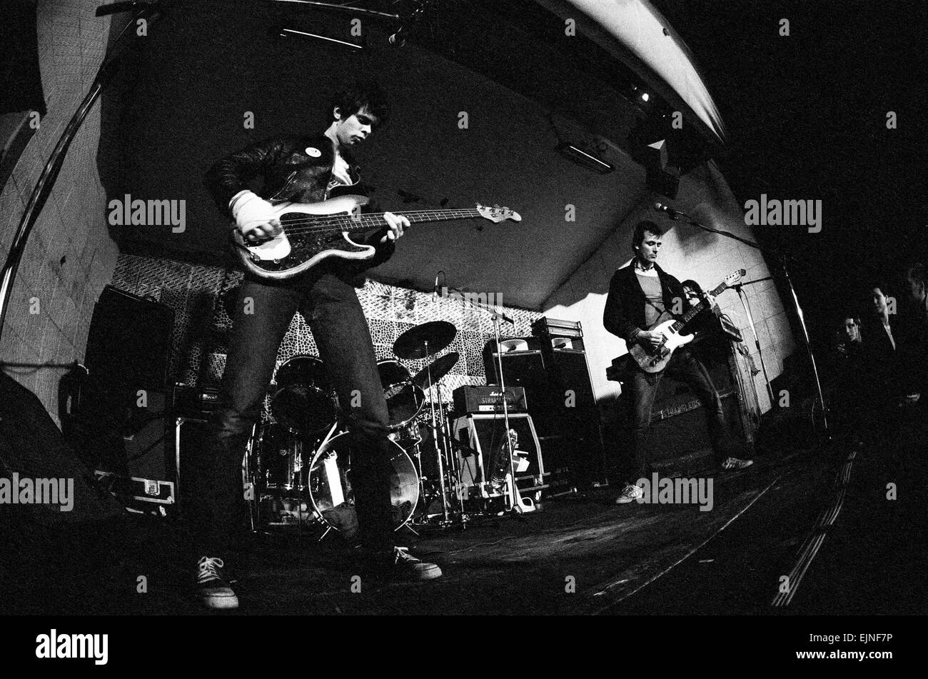Gruppo punk "The Stranglers' esecuzione in Manchester. Il 9 giugno 1977. Foto Stock