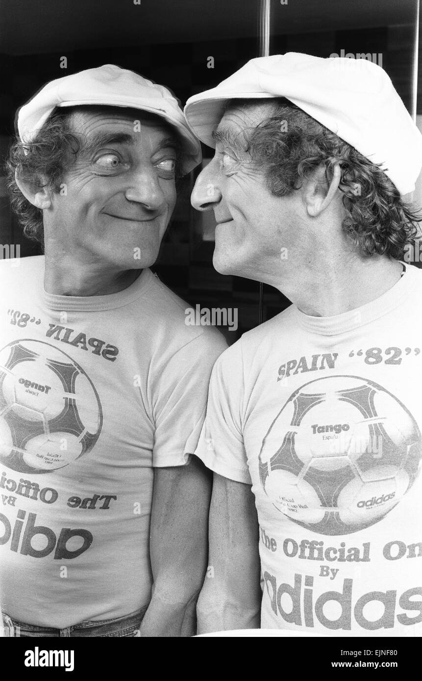 Zany comico Marty Feldman visto qui in posa per il Daily Mirror 29 Agosto 1982 Foto Stock
